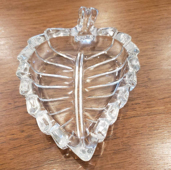 Leaf Shaped Ash Tray Vintage Glass - Picture 6 of 6